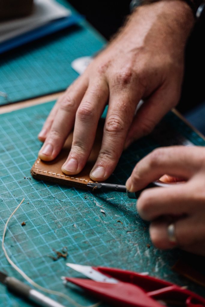 Artisanat cuir : pourquoi communiquer sur le Made in france