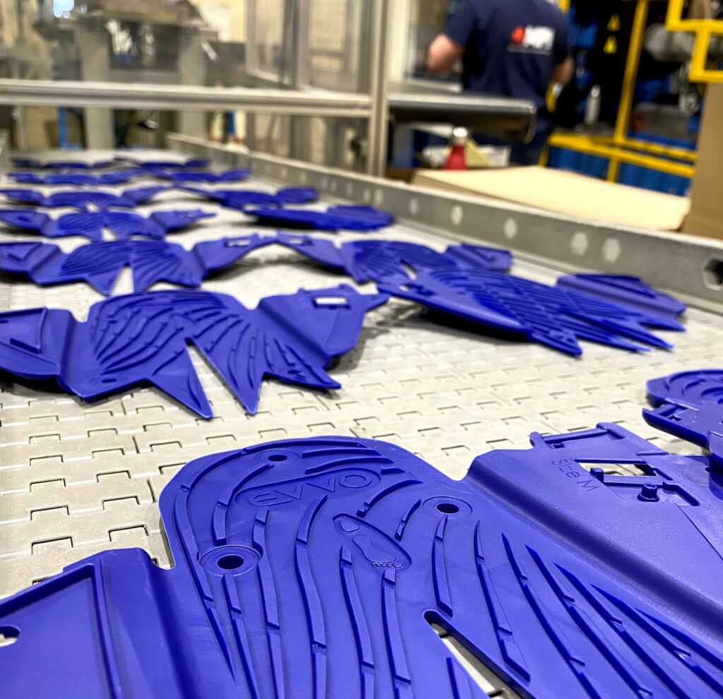 Shooting photo Evvo pendant la fabrication des pièces plastiques pour Savoir d'ici